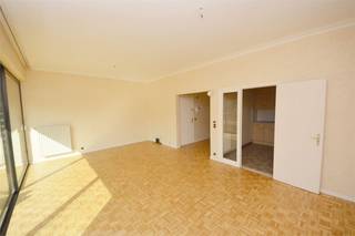 <strong>Bezoekaanvragen uitsluitend via e-mail: stephanie@immodelestre.be. </strong>Centraal gelegen appartement te huur in Ninove, gelegen op de eerste verdieping van een residentie aan de Leopoldlaan 75. Het appartement wordt betreden via de inkomhal met gastentoilet. Aan de voorzijde van het gebouw bevindt zich de lichtrijke leefruimte met balkon, die aansluit op de uitgeruste keuken. Deze is voorzien van een dubbele spoelbak, oven, koelkast, kookplaten en dampkap. Verder beschikt het appartement over twee ruime slaapkamers, die beide toegang bieden tot het terras waar u kunt genieten van een prachtig uitzicht. Daarnaast zijn er een badkamer, afzonderlijk toilet en een praktische berging aanwezig. <strong>De maandelijkse huurprijs bedraagt € 825, aangevuld met € 250 vaste kosten per maand, inclusief verwarming en gemeenschappelijke kosten.</strong> Het appartement is zeer centraal gelegen, op korte afstand van het centrum van Ninove, de belangrijkste invalswegen en diverse lokale handelszaken. Bovendien is er een gratis (gemeenschappelijke) parkeerplaats vlak voor de deur.<br />Het appartement is onmiddellijk beschikbaar.