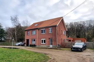 Bent u op zoek naar een ideaal gelegen woning, rustig, geen doorgaand verkeer en genietend van een groen verzicht. Dan bent u zeker aan het...