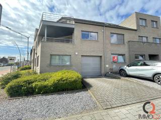 Prachtig energiezuinig gelijkvloers appartement met ruim zonneterrasBestaande uit:+ Inkomhal+ Apart gastentoilet+ Ruime living met zit -en eethoek+...