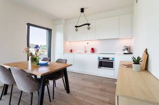 Dit appartement is gelegen op de 4de verdieping in de moderne woonwijk Regatta, een groene en rustige omgeving op een uitstekende locatie nabij het Galgenweel en de Middenvijver. Dankzij de vlotte verbindingen bereikt u het centrum van Antwerpen, winkels, scholen en belangrijke invalswegen in slechts enkele minuten.<br /><br />In de gegeerde wijk Regatta bevindt zich dit recent en stijlvol afgewerkt appartement. Dankzij de grote raampartijen geniet de leefruimte van veel natuurlijk licht en een aangenaam open gevoel.<br /><br />De woonkamer geeft rechtstreeks uit op het ruime terras, waardoor binnen- en buitenruimte mooi in elkaar overvloeien. Aansluitend bevindt zich de moderne open keuken, volledig uitgerust met kwalitatieve toestellen en voldoende opbergruimte.<br /><br />Verder omvat het appartement twee ruime slaapkamers met toegang tot een gezellig balkon, een hedendaagse badkamer met inloopdouche, een apart toilet en een praktische berging.<br /><br />Het appartement wordt momenteel verhuurd, wat het eveneens interessant maakt als investering.<br /><br />Een ondergrondse autostaanplaats dient mee aangekocht te worden. De privatieve kelderberging is inbegrepen.<br /><br />Het pand valt nog onder het BTW-stelsel.