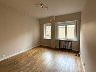 Aangenaam één slaapkamerappartement gelegen op de eerste verdieping van een gebouw in de Justitiestraat te 2018 Antwerpen. Het appartement geniet...