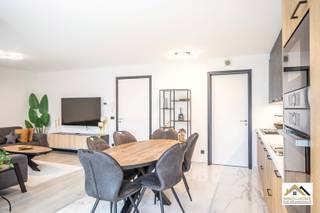 Recent en verzorgd 2-kamerappartement met terras, gelegen in een rustige woonomgeving in Sint-Amandsberg. Het appartement maakt deel uit van een moderne residentie en biedt een praktische indeling met aangename lichtinval. De leefruimte sluit naadloos aan op de open, hedendaagse keuken die voorzien is van de nodige toestellen en opbergruimte. Aansluitend bevindt zich een aparte berging naast de keuken, geschikt voor wasmachines en extra voorraad. Vanuit de woonkamer is er directe toegang tot het terras, waar u in alle rust kan genieten van de buitenruimte met uitzonderlijk zicht op het nabij gelegen bos. De twee slaapkamers zijn volwaardig en bieden voldoende plaats voor een comfortabel verblijf of een combinatie van slapen en werken. De badkamer is uitgerust met een eigentijdse afwerking en beschikt over een inloopdouche en wastafel. Daarnaast is er een afzonderlijk toilet aanwezig. Het appartement bevindt zich in een recente bouw, wat zorgt voor een goede energieprestatie en hedendaags wooncomfort. Extra troeven zijn de inbegrepen autostandplaats, een privatieve kelderberging en een gemeenschappelijke fietsstalling. Gelegen in een rustige buurt, met vlotte verbinding naar het centrum van Gent, openbaar vervoer en winkels in de nabijheid. Een interessante opportuniteit voor eigen bewoning of als investering. Parkeerplaats verplicht aan te kopen: €20 000. Inschrijven via mail naar tommy@immo-home.be, geen telefonische inschrijvingen! Volg ons op Fb en Insta. Voor meer info: www.immo-home.be. GRATIS SCHATTING &amp; GRATIS FINANCIEEL ADVIES