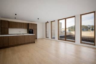 <div>
<p><strong>Ligging Gouwy</strong><br />Project Gouwy ligt in Sint-Martens-Latem, een groene en rustige omgeving die bekend staat om haar exclusieve woonkwaliteit. De woningen bevinden zich bovenop twee nieuwe commerciële handelsruimtes, waardoor bewoners profiteren van een centrale ligging én volledige privacy. De omliggende groenzones in Gouwy vormen een natuurlijke buffer en creëren een serene woonbeleving op hoogte.</p>
<p><strong>Project Gouwy</strong><br />Het project Gouwy omvat zestien woningen, waaronder zes duplexen, met oppervlaktes van 62 m² tot 172 m² en keuze uit één, twee of drie slaapkamers. Ruime terrastuinen tot 66 m² en dakterrassen met 180° zicht versterken de openheid en het buitengevoel. De oplevering van Gouwy is gepland voor maart 2026.</p>
<p>Het ontwerp van Gouwy van Bontinck Architecture &amp; Engineering legt de nadruk op licht, ruimte en verfijnde lijnen. Grote glaspartijen, speelse volumes en hooggelegen woonruimtes creëren een vernieuwend architecturaal geheel met maximale beleving en privacy.</p>
<p>Elke woning is uitgerust met een lucht/water-warmtepomp, vloerverwarming met passieve koeling, individuele zonnepanelen en ventilatiesysteem D. Superisolerende beglazing en een doorgedreven energieconcept zorgen voor een zeer lage energievraag.</p>
<p>Gouwy combineert rust, uitzicht, groen en hedendaags comfort. Het project Gouwy is duurzaam, stijlvol en volledig klaar voor een toekomstgerichte woonervaring.</p>
</div>
<div>Nieuw voor investeerders : het 6% BTW-tarief geldt nu ook voor aankopen die gedurende 15 jaar verhuurd worden (onder de toepasselijke wettelijke voorwaarden). Dat verlaagt de aankoopkost en kan uw netto-rendement aanzienlijk verbeteren.<br /><br />De foto’s van de appartementen zijn gemaakt op locatie, maar nadien bijgewerkt. Hierdoor kunnen bepaalde details afwijken van de werkelijke situatie. De afbeeldingen zijn bedoeld om een realistisch beeld te geven van de ruimtes en mogelijkheden.
<div>
<div>
<div>
<div>
<div>
<div>
<div>
<div>
<div>
<div>
<div>
<div>
<div>
<div>
<div>
<div>
<div>
<div>
<div>
<div>
<div>
<div>
<div>
<div>
<div>
<div>
<div>
<div>
<div>
<blockquote><u></u></blockquote>
</div>
</div>
</div>
</div>
</div>
</div>
</div>
</div>
</div>
</div>
</div>
</div>
</div>
</div>
</div>
</div>
</div>
</div>
</div>
</div>
</div>
</div>
</div>
</div>
</div>
</div>
</div>
</div>
</div>
</div>
<div>Contacteer Krista voor meer info op 0470 70 72 26</div>