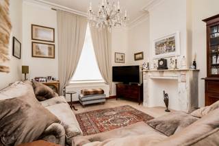 <p><span>Spacieuse et lumineuse maison unifamiliale alliant charme authentique et confort moderne</span></p><p><span>Cette élégante et spacieuse maison unifamiliale séduit par la parfaite harmonie entre éléments de caractère et confort contemporain. Grâce à sa disposition fonctionnelle, ses volumes généreux et sa luminosité remarquable, cette propriété constitue un cadre de vie idéal pour les familles à la recherche d'espace et de qualité de vie.</span></p><p><span>Le hall d'entrée mène vers un agréable espace de vie baigné de lumière. Le rez-de-chaussée se compose d'un séjour chaleureux prolongé par une vaste salle à manger ainsi qu'une cuisine entièrement équipée. Celle-ci donne accès à une agréable terrasse, parfaite pour profiter de moments de détente en extérieur.</span></p><p><span>Un demi-niveau accueille une salle de bains équipée dune baignoire, d'un lavabo et de toilettes.</span></p><p><span>Le premier étage dispose de deux chambres spacieuses et confortables. Le deuxième étage est entièrement dédié à une superbe suite parentale comprenant une chambre, un dressing sur mesure ainsi qu'une salle de bains privative, garantissant confort et intimité.</span></p><p><span>Le troisième étage, partiellement aménagé sous toiture, offre encore deux chambres supplémentaires ainsi qu'une troisième salle de bains équipée dune douche, d'un lavabo et de toilettes, idéale pour une grande famille, un espace bureau ou des chambres d'amis.</span></p><p><span>La maison bénéficie également dune cave pratique avec buanderie ainsi que d'un garage permettant le stationnement de deux véhicules en enfilade.</span></p><p><span>Sur le plan énergétique et technique, le bien présente d'excellentes performances grâce à un PEB favorable, du double et triple vitrage, un adoucisseur d'eau, une chaudière gaz à condensation et une isolation récente de la façade arrière.</span></p><p><span>La situation constitue un atout majeur : la maison est idéalement située à proximité des institutions européennes, des transports en commun, des grands axes routiers et de nombreux espaces verts.</span></p><p><span>Une opportunité rare pour les amateurs de volumes, de confort et de caractère, au coeur d'un environnement stratégique.</span></p>