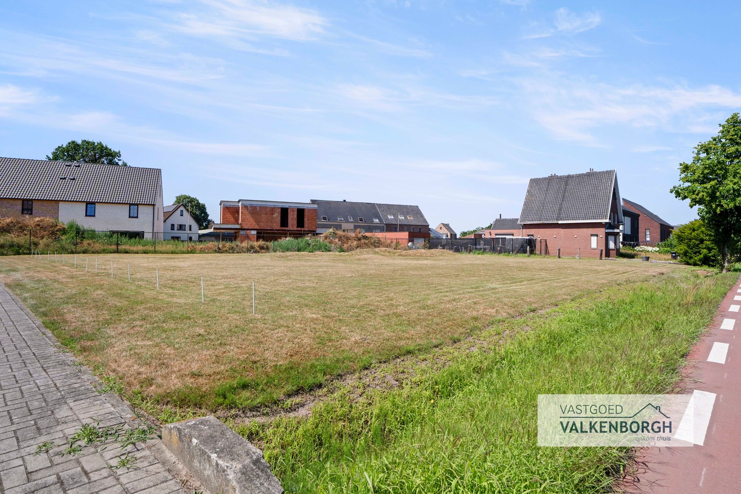 Commerciële toplocatie met uitzonderlijk potentieel – polyvalente handelsruimte van ca. 340 m² met privatieve parkeerplaatsen en optionele bouwpercelen. - foto 4