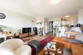 Appartement bien situé au Rederskaai à Zeebrugge. Appartement non-meublé avec le living avec cuisine ouverte, débarras, 2 chambres à coucher, la salle de bains. L'appartement est impécable, living avec parquet, vue magnifique au port de plaisance. Provision € 50/mois, possibilité de louer le parking à € 75/mois.