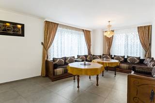 <strong>Gezellig appartement met drie slaapkamers</strong><br /><br /><strong>Instapklaar en lichtrijk </strong>appartement van ca. <strong>87 m²</strong> op een zéér centrale locatie in Deurne. De <strong>ligging</strong> van het appartement zorgt ervoor dat u gemakkelijk toegang heeft tot het openbaar vervoer, invalswegen, horeca, scholen en op wandelafstand het domein Rivierenhof.<br /><br />Deze woning biedt u een leefruimte met veel natuurlijk licht. De keuken is volledig uitgerust en heeft aansluitend een handig terras <strong>op het zuiden.</strong><br /><br /><strong>Indeling</strong><br />- Inkomhal<br />- Leefruimte<br />- Keuken met toegang tot het terras<br />- Berging / Wasplaats<br />- Slaapkamer 1<br />- Slaapkamer 2<br />- Slaapkamer 3<br />- Badkamer met inloopdouche <br /><br /><strong>Bijzonderheden</strong><br />- Mobiscore <strong>9,1/10</strong><br />-<strong> EPC D </strong>met een score van <strong>322 kWh/(m² jaar) </strong><br />- <strong>3 gevels</strong><br />- Parlofoon<br />- <strong>PVC </strong>schrijnwerk met dubbele beglazing <br /><br /><em>Stedenbouwkundige info in aanvraag.</em>