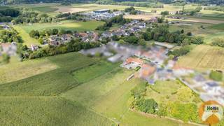 NIEUWE VOORWAARDEN! <br /><br />ASSE - Aan de rand van Asse, in een doodlopende straat waar rust en privacy gegarandeerd zijn, vindt u deze charmante hoeve op een perceel van maar liefst 40 are. Een eigendom met karakter, volume en vooral: eindeloos potentieel. Deze charmante hoeve combineert het beste van twee werelden: rust, aangezien het omgeven wordt door groene velden en wandelpaden én toch een vlotte bereikbaarheid.<br /><br />De woning zelf verwelkomt u via een inkomhal naar een gezellige leefruimte met een prachtig uitzicht op de achterliggende weide, ideaal voor dierenliefhebbers of voor wie simpelweg van het landelijke buitenleven wil genieten. Aansluitend vindt u een open en ingerichte keuken met handige berging, twee comfortabele slaapkamers en een badkamer. Zowel boven het woongedeelte als boven de schuur bevinden zich royale zolderruimtes die nog perfect kunnen worden ingericht volgens uw wensen: extra slaapkamers, een hobbyruimte, opslag,…<br /><br />Aanpalend aan deze woning ligt een ruime schuur (+-100m²) die kan dienen als stallen, opslag, atelier of werkruimte en nog een open opslagruimte voor het plaatsen van een wagen, aanhangwagen, fietsen,…<br />Wat dit pand écht bijzonder maakt, is de ligging. Zuid(oost) georiënteerd, geniet u de hele dag van zon en licht, met een zicht dat elke dag opnieuw een vakantiegevoel oproept. Toch bevindt u zich op een boogscheut van Asse en de belangrijke verbindingswegen naar Brussel, Aalst en Gent. <br /><br />Kortom bent u op zoek naar een ruime karaktervolle woning met opslagruimte, gelegen op een rustige locatie omgeven door het groen, met heel wat potentieel en mogelijkheden, aarzel dan niet en maak snel uw afspraak! Voor meer info of bezoek 053/60.65.60.<br /><br />De vermelde prijs is een richtprijs. Na ontvangst van de biedingen zal de verkoper beslissen of hij/zij de eigendom verkoopt aan het beste bod. De richtprijs is aldus niet bindend voor de verkoper. Voor meer info kunt u ons contacteren of het reglement raadplegen op onze website.