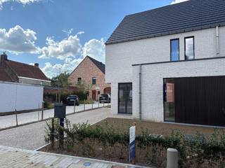 Nieuwbouwwoning met grote tuin, gelegen in het woonproject Lijstergalm in Kuurne.<br /><br />Deze woning heeft een E-peil van maximaal 20 dankzij 6 zonnepanelen, vloerverwarming en een lucht-water warmtepomp. <br /><br />Bij het binnengaan kom je in de inkomhal, op je rechterkant heb je een apart gastentoilet en op de linkerkant de lichtrijke leefruimte met aansluitend de keuken. Je hebt hier zicht op de grote zuidwestgerichte tuin. <br /><br />Op het eerste verdieping bevinden zich drie slaapkamers, een badkamer met bad, douche, en een apart toilet. <br /><br />Een vaste trap brengt naar de ruime zolderverdieping, die gebruikt kan worden als extra slaapkamer. <br /><br />Voor meer info contacteer Norman op 0479 40 24 84