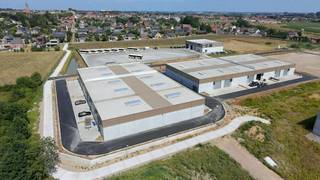 Une nouvelle unité PME à acheter à Tielt, située dans le parc d'affaires moderne THEA sur Careelstraat. Cet établissement d'affaires polyvalent est facilement accessible et se trouve à seulement 3 km du centre de Tielt et à proximité de la rue animée Kasteelstraat.<br /><br />L'excellent emplacement garantit un accès facile et une marge de manœuvre suffisante sur le site lui-même.<br /><br />Disposition et spécifications de l'unité PME à vendre à Tielt :<br /><br />- Superficie : env. 240 m²<br /><br />- Structure en acier isolée durable avec socle en béton et panneaux sandwich<br /><br />- Hauteur libre d'environ 6 m <br /><br />- Portail sectionnel automatique (4 m L x 4,5 m H)<br /><br />- Porte d'entrée séparée avec fenêtre supérieure<br /><br />- Rue lumineuse avec volet anti-fumée intégré<br /><br />- Sol en béton ciré et classe de résistance au feu C<br /><br />- Raccordements pour l'électricité, l'eau, l'eau de pluie et les panneaux solaires<br /><br />- Comprend 2 places de parking privées juste devant la porte<br /><br />Les avantages de cette propriété :<br /><br />- La finition Casco peut être arrangée selon vos souhaits<br /><br />- Convient à la production, au stockage et à la transformation de marchandises<br /><br />- Situé dans un nouveau parc d'activités mixte avec un environnement verdoyant<br /><br />Vous recherchez une nouvelle unité PME à vendre dans la région de Tielt pour votre entreprise ? Cet établissement allie une architecture contemporaine à des fonctionnalités pratiques.<br /><br />Vous recherchez un bien immobilier commercial composé d'une nouvelle unité PME à vendre à Tielt ? N'hésitez pas à nous contacter au 051 21 22 23.<br /><br />Registre des mesures: non