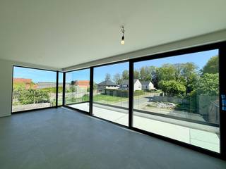 Dit lichtrijke nieuwbouwappartement met twee slaapkamers bevindt zich op een toplocatie in het centrum van Tielt. Winkels, scholen en andere voorzieningen zijn vlot bereikbaar te voet of met de fiets. Bovendien zorgen de nabijgelegen invalswegen voor een uitstekende verbinding naar omliggende gemeenten.<br /><br />Het appartement is gelegen op de eerste verdieping van deze kleinschalige residentie en is bereikbaar via de gemeenschappelijke inkomhal. Bij het betreden van het appartement komt u terecht in een ruime inkomhal die toegang biedt tot alle ruimtes.<br /><br />De gezellige woon- en eetruimte geniet van veel natuurlijke lichtinval en sluit naadloos aan op het terras, waar u in alle rust kan genieten.<br />De open keuken is praktisch ingericht en voorzien van een kookplaat, dampkap, koelkast en dubbele spoelbak. Aansluitend bevindt zich een handige berging.<br /><br />Verder omvat het appartement twee volwaardige slaapkamers, een badkamer uitgerust met een inloopdouche en wastafel, en een afzonderlijk toilet.<br /><br />Als extra troef beschikt dit appartement over een uitzonderlijk E-peil van 0, wat garant staat voor een uiterst energiezuinig verbruik. In combinatie met de hoogrendementsbeglazing, een private parkeerplaats en de centrale maar rustige ligging, maakt dit van dit appartement een uitstekende keuze.<br /><br /><strong>Goed om weten: </strong><br />Basishuurprijs: €995,-/maand<br />Autostaanplaats: €55,-/maand<br />Vrij vanaf heden<br /><br /><strong>Is dit het instapklare appartement waarvan u droomt? <br />Twijfel niet langer en leg vandaag uw bezoek vast! </strong>