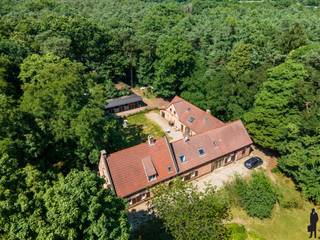 Riante hoeve op uitzonderlijk domein van bijna 10 ha nabij E34 ZoerselOp een uitgestrekt, bosrijk domein van maar liefst 10 hectare bevindt zich deze...