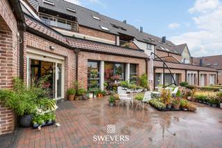 Voor meer info en foto’s, surf naar www.swevers.be – Aan de Nieuwe Steenweg 2 bus 1 in Heers bevindt zich dit instapklare handelspand met een oppervlakte van 221 m². Het pand werd gebouwd in 1999 en beschikt over een winkelruimte die in 2023 werd gemoderniseerd. De gelijkvloerse verdieping wordt grotendeels ingenomen door een ruime, open winkelruimte die volop mogelijkheden biedt voor klantenontvangst en commerciële activiteiten. Aansluitend bevindt zich een afzonderlijk bureau, ideaal voor administratie, planning of gesprekken in alle rust. Daarnaast zijn er verschillende praktische ruimtes aanwezig, waaronder een berging voor voorraad of materiaal, een keuken, gang en twee aparte toiletten. Zo worden commerciële activiteiten en ondersteunende functies overzichtelijk binnen één pand gecombineerd. Een bijkomend voordeel zijn de parkeermogelijkheden. Ook de bereikbaarheid is praktisch: de bushalte ligt op slechts 50 meter, winkels op 220 meter en scholen op 180 meter. De snelweg bevindt zich op 7,5 km en het treinstation op 8,1 km. Dankzij de royale winkelruimte, functionele indeling en modernisering in 2023 vormt dit handelspand een interessante uitvalsbasis voor uiteenlopende commerciële activiteiten. Voor meer informatie, bel 012 699 900. Bron bewoonbare oppervlakte: EPC – verslag.