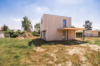 Deze nieuwbouwwoning in afwerkingsfase met moderne architectuur is gelegen in een rustige omgeving nabij het dorp van Sleidinge. Het perceel...
