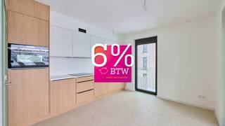 <span><strong>80% VERKOCHT!<br />Geniet van 6% btw, ook interessant voor investeerders! Informeer naar de voorwaarden.<br /><br /></strong>Wij zijn ook elke woensdag van 13 uur tot 16 uur aanwezig. Agnetenpark, Altijd thuis, overal dichtbij...</span><br /><br />Agnetenpark is een échte nieuwe buurt met verschillende woningtypes voor iedereen en voor elke (gezins)situatie. Maar in Agnetenpark leef je niet alleen op maat van de mensen maar ook op maat van morgen. Zo is er aandacht voor duurzame energie - denk maar aan zonnepanelen, geothermie (warmtepomp met aardwarmte) en waterrecuperatie - én duurzame mobiliteit. De woningen dragen ook het BEN-label (Bijna Energie Neutraal). Het E-peil ligt onder E20 waardoor er 5 jaar vrijstelling is op het kadastraal inkomen. Ook wordt er in Agnetenpark gezorgd voor het beste wooncomfort. Ondergrondse staanplaatsen, kelder- en fietsenbergingen zorgen voor het mobiele comfort. <br /><br /><span><strong>Parkwoningen B - Residentie Pieter Breugel - APP 1.5</strong></span><br />- 1ste verdieping;<br />- bewoonbare oppervlakte: 72,88m²;<br />- oppervlakte terras 7,47m²;<br />- 1 slaapkamer;<br />- berging aan de keuken;<br />- leefruimte;<br />- open ingerichte keuken;<br />- ingerichte badkamer; <br />- apart gastentoilet;<br />- standplaats en berging in de afgesloten parkeerkelder.<br /><br />De materiaalkeuzes voor dit appartement werden gemaakt.<br /><br />Vermelde prijs is exclusief ondergrondse parkeerplaats, berging en/of fietsenparking en exclusief registratie, BTW en notariskosten.<br /><br />
<p>In dit project is geïnvesteerd in een efficiënt en duurzaam geothermisch verwarming en koeling systeem (KWO systeem) dat samen met zonnepanelen en warmtepompen zorgt voor een zeer lage energiefactuur. Meer info over dit systeem vind je hier: www.jansenrealestate.be/wat-is-een-kwo-systeem</p>
<br />Een gevarieerd aanbod met een topafwerking, zorg voor de toekomst, het heden en het verleden, dat is wat het groene project Agnetenpark omschrijft. Bovendien komt dit project in aanmerking voor aankoop aan 6% btw (onder voorwaarden). Wij ontzorgen je ook voor de verkoop van je huidige woning! Voor meer uitleg helpen we je graag verder.