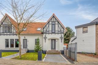 <p>Bij het betreden van de woning komt u binnen in de inkomhal, hier is er een apart toilet, via de zwarte metalen deur met glaspartij gaan we door naar de extreem grote leefruimte, helemaal achteraan deze ruimte zijn de voorzieningen van de keuken al geplaatst, de keuken dient door de koper zelf nog geplaatst te worden.</p>
<p>Achteraan de leefruimte is er nog een zeer grote polyvalente ruimte, dit kan mogelijk dienen als kantoor of 2<sup>de</sup> leefruimte. Verder is er een technische ruimte die tevens kan dienen als berging. Hier bevinden zich de aansluitingen voor de vloerverwarming, die zowel kan verwarmen als koelen (warmtepomp), de warmtepompboiler en de pomp van de regenwaterput. Deze ruimte is langs buiten in de tuin ook een ingang voorzien naar deze polyvalente ruimte, alsook is er een buitendeur van de keuken naar het terras.<br />Via de trap in de leefruimte gaan we naar de eerste verdieping, hier zijn er 3 slaapkamers aanwezig, een berging, een badkamer en nog een zeer grote ruimte wat kan dienen als bureauruimte / hobby kamer of extra slaapkamers. Ook is er een beperkte zolderberging aanwezig, bereikbaar via een uitschuifbare trap. Achteraan de woning bevindt zich een gezellig tuintje met een verhard terras. Aansluitend is er de mogelijkheid om een wagen te parkeren, al de aansluitingen voor een elektrische laadpaal zijn voorzien. In de kelder is bovendien een praktische kelderberging aanwezig.</p>
<p><br />✅ Extreem gunstig EPC met A+ label.<br />✅ Voldoende zonnepanelen.<br />✅ Driedubbele beglazing.<br />✅ Regenwaterput van 7.500 liter, aangesloten op toiletten en buitenkraan.<br />✅ Alle keuringen zijn conform.<br />✅ Keuken aan 6% btw.<br /><br />En het grootste voordeel van allemaal: deze woning wordt te koop aangeboden onder registratierechten, niet onder btw!<br />Aarzel niet en contacteer ons vandaag nog voor een bezichtiging op het nummer 0499/30.87.87 of via info@immo-bosmans.be</p>
