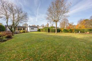 INDELINGBij het binnenkomen word je verwelkomd in de inkomhal met gastentoilet.Aan de linkerkant bevindt zich het slaapgedeelte, bestaande uit drie...