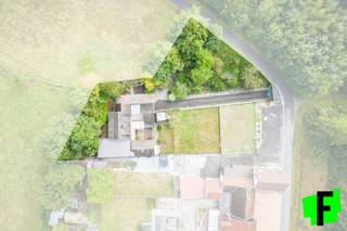Aan de rand van het Kloosterbos (parkgebied-dagrecreatiegebied) situeert zich deze af te werken/ verder te renoveren woning met zicht op het prachtige vallei landschap. <br /><br />We betreden het eigendom via een oprijlaan met poort, die toegang verleent tot een aangename ruime private tuin. <br /><br />Dit eigendom leent zich perfect voor vaste bewoning of als ‘zen’-tweede verblijf!<br /><br />Laat u betoveren door dit uniek eigendom met aangrenzende vergezichten en vraag alvast uw bezoek of extra info aan.<br /><br />