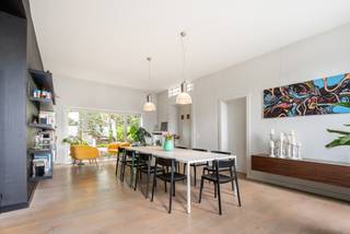 Ontdek deze uitzonderlijke ruime en karaktervolle burgerwoning te Lauwe, nabij het Preshoekbos. <br /><br />Wat deze woning bijzonder maakt:<br />-Instapklaar en uitzonderlijk ruim (± 285 m²) <br />-Authentieke details in combinatie met modern comfort <br />-Centrale en rustige ligging <br />-4 volwaardige slaapkamers, plus een hobby- en bergruimte <br />-Volledig uitgeruste keuken met kwaliteitstoestellen <br />-Verzorgde, onderhoudsarme tuin met vijver en loungeplek <br />-Droge kelder<br /><br />Indeling: Het gelijkvloers verwelkomt u in een sfeervolle leefruimte, ingedeeld in een gezellige zithoek met bar en aansluitend een ruime eetkamer. Daarnaast bevindt zich een praktische berging en een apart toilet. De volledig geïnstalleerde keuken sluit mooi aan bij de eetruimte en is uitgerust met kwalitatieve toestellen en duurzame materialen. Vanuit de leefruimtes heeft u directe toegang tot de verzorgde tuin met vijver en ruime loungehoek. <br />Op de eerste verdieping bevinden zich drie ruime slaapkamers, een handige berging en een verzorgde badkamer met dubbel lavabomeubel en inloopdouche. De tweede verdieping biedt een bijkomende slaapkamer, een polyvalente hobby- of ontspanningsruimte en nog een extra kamer die perfect dienst kan doen als berging of werkruimte.<br /><br />Nieuwsgierig geworden?<br />Kom langs op onze bezoekdag op zaterdag 29/08 ervaar zelf de charme en de eindeloze mogelijkheden die deze woning te bieden heeft.<br /><br />REF: AI/26058/TK<br />EPC: 372 kWh/m²jaar – UC: 20260420-0003850891-RES-1