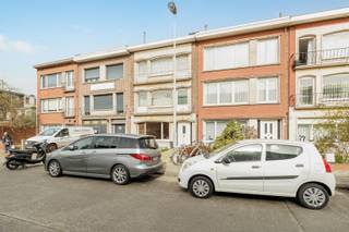 <p><span>Dit gelijkvloers appartement ligt in een </span><span>aangename en goed bereikbare buurt van Deurne</span><span>, vlak bij verschillende parken en groene zones. In de omgeving vind je onder meer het </span><span>Rivierenhof</span><span>, ideaal voor wandelingen, sport of ontspanning. Daarnaast woon je hier </span><span>nabij winkels, scholen en openbaar vervoer</span><span>, met een vlotte verbinding naar Antwerpen centrum en belangrijke invalswegen.</span></p><p><span>Het appartement beschikt over een </span><span>private kelderberging</span><span> en een </span><span>ruime tuin van ca. 100 m² met tuinhuis</span><span>, een echte meerwaarde voor wie graag buitenruimte heeft.</span></p><p><span>Indeling:</span><span><br />Vooraan bevindt zich de </span><span>woonkamer</span><span>. Via de </span><span>inkomhal met vestiaire</span><span> bereik je de </span><span>slaapkamer met dressing</span><span>. De </span><span>keuken met kasten</span><span> sluit aan op de </span><span>wasplaats</span><span>, die toegang geeft tot het </span><span>overdekte terras over de volledige breedte</span><span> en de tuin. Verder is er een </span><span>badkamer met wastafel, ligbad en aansluitingen voor een wasmachine</span><span>.</span></p><p><span>Troeven</span></p><ul><li><span>Gelijkvloers appartement</span></li><li><span>Tuin ca. 100 m² met tuinhuis</span></li><li><span>Overdekt terras over volledige breedte</span></li><li><span>Private kelderberging</span></li><li><span>Groene en vlot bereikbare ligging nabij parken en winkels</span></li></ul><p><span> </span></p><p><span>Energetische renovatie nodig van label E naar D.</span></p><p><span> </span></p><p><span>Interesse of een bezoek plannen?</span><span><br />Contacteer ons via </span><span>03 646 66 55</span><span> of </span><span>sofie@sinjoor.be</span><span>.</span></p>