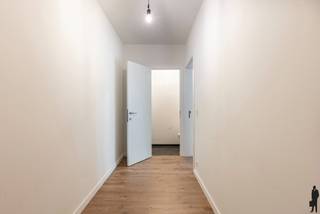 <h2>Stijlvol appartement met 2 slaapkamers in hartje <span><span>Hoogstraten</span></span></h2>
<p>In het bruisende centrum van Hoogstraten, op wandelafstand van winkels, horeca en openbaar vervoer, vindt u dit smaakvol ingericht appartement van 103 m². Hier woont u centraal én rustig.</p>
<p>De lichtrijke leefruimte met moderne open keuken vormt het hart van de woning en zorgt voor een aangename, comfortabele woonbeleving. Verder beschikt het appartement over twee volwaardige slaapkamers, ideaal voor een koppel, klein gezin of wie extra ruimte wenst voor bureau of hobby.</p>
<p>Een privatieve parkeerplaats biedt extra comfort in het centrum. Bovendien is er mogelijkheid tot het plaatsen van zonnepanelen, wat dit appartement ook toekomstgericht maakt.</p>
<p><strong>Troeven:</strong></p>
<ul>
<li>
<p>103 m² bewoonbare oppervlakte</p>
</li>
<li>
<p>2 ruime slaapkamers</p>
</li>
<li>
<p>Centrale ligging</p>
</li>
<li>
<p>Instapklaar en verzorgd</p>
</li>
<li>
<p>Privatieve parkeerplaats</p>
</li>
<li>
<p>Mogelijkheid tot zonnepanelen</p>
</li>
</ul>
<p>Een ideale kans voor wie comfortabel en centraal wil wonen in Hoogstraten.</p>