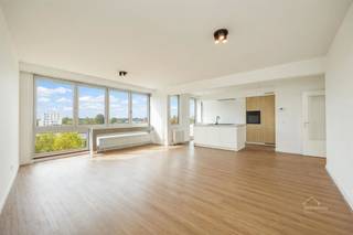 <p><span>Ruim en gerenoveerd 3-slaapkamerappartement met 2 terrassen</span></p><p><span>Op een centrale ligging aan de Statielei in Mortsel bevindt zich dit gerenoveerde appartement met een bewoonbare oppervlakte van 117 m². </span></p><p><span> </span></p><p><span>Het appartement beschikt over 3 slaapkamers, 2 terrassen en een ruime, lichtrijke leefruimte. De woonkamer met eetplaats sluit mooi aan op de moderne open keuken, voorzien van een kookeiland en ingebouwde toestellen van Smeg. De grote raampartijen zorgen voor veel natuurlijke lichtinval en een aangenaam ruimtegevoel.</span></p><p><span>Verder zijn er 2 volwaardige slaapkamers en een derde, kleinere kamer die ideaal is als bureau, kinderkamer of dressing. De badkamer is uitgerust met een inloopdouche en een dubbel wastafelmeubel. Vanuit de hoofdslaapkamer is er rechtstreekse toegang tot één van de terrassen.</span></p><p><span> </span></p><p><span>Het appartementsgebouw beschikt over een lift en het appartement geniet van een gunstige energie prestatie.</span></p><p><span>Dankzij de centrale ligging bevinden winkels, scholen, horeca en openbaar vervoer zich op wandelafstand. Ook Antwerpen en de omliggende gemeenten zijn vlot bereikbaar.</span></p><p><span> </span></p><p><span>INDELING:</span></p><ul><li><span>Inkomhal</span></li><li><span>Ruime woonkamer met eetplaats</span></li><li><span>Open keuken met kookeiland en Smeg-toestellen</span></li><li><span>2 volwaardige slaapkamers</span></li><li><span>1 kleinere slaapkamer / bureau</span></li><li><span>Badkamer met inloopdouche en dubbele wastafel</span></li><li><span>2 terrassen</span></li></ul><p><span>TROEVEN:</span></p><ul><li><span>117 m² bewoonbare oppervlakte</span></li><li><span>Gerenoveerd en instapklaar</span></li><li><span>3 slaapkamers, waarvan 1 kleinere</span></li><li><span>2 terrassen</span></li><li><span>Moderne keuken met Smeg-toestellen</span></li><li><span>Lift aanwezig</span></li><li><span>Gunstige energieprestatie</span></li><li><span>Centrale ligging in Mortsel</span></li></ul><p><span>Bent u op zoek naar een: Ruim en gerenoveerd 3-slaapkamerappartement met 2 terrassen in Mortsel?</span></p><p><span> </span></p><p><span>Contacteer ons voor meer informatie of een bezoek ter plaatse.</span></p><p><span>Gratis schatting van uw eigendom? Aarzel zeker niet om ons te contacteren.</span></p><p><span>---------------------------------------------------------------------------------------------------</span></p><p><span>Robin Van den Bergh<br /><span>robin@home4you.be</span></span><span><br />+32 468 23 19 79<br /></span><span>7/7 bereikbaar</span></p><p><span> </span></p><p><span> </span></p>