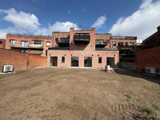 <p>Ruim en comfortabel gelijkvloers nieuwbouwappartement met hoge plafonds, 2 slaapkamers en een zuidgerichte tuin van ca. 102 m² met terras. Dankzij de grote raampartijen geniet u van veel natuurlijke lichtinval en een aangenaam ruimtelijk gevoel.</p><p>Via de inkomhal bereikt u de 2 slaapkamers aan de straatzijde, ideaal als slaap-, werk- of logeerruimte. Verder zijn er een gastentoilet, badkamer met dubbele lavabo en douche en een ruime berging met aansluitingen voor wasmachine en droogkast, extra opbergruimte en de binnenunit van de lucht-waterwarmtepomp. De inkomhal beschikt over een parlofoon.</p><p>Achteraan bevindt zich de ruime leefruimte met open keuken. Via de grote schuifraam met driedubbele beglazing is er een directe verbinding met het terras en de zuidgerichte tuin.</p><p>Het appartement is voorzien van vloerverwarming, aluminium ramen, driedubbele beglazing aan de achterzijde, een lucht-waterwarmtepomp en ventilatiesysteem D. Het E-peil is A+. Er is tevens een gemeenschappelijke fietsenberging.</p><p>Ideale ligging nabij het centrum van Turnhout, winkels, horeca en voorzieningen. Parking Le Bon bevindt zich aan de overkant van de straat en biedt de mogelijkheid om een parkeerabonnement te nemen.</p><p>2% registratierecht mogelijk indien u voldoet aan de voorwaarden voor de enige eigen woning.</p><p>Kelderberging van 9,5 m2 verplicht aan te kopen voor € 9.000.</p>