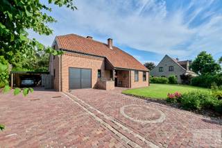 villa op toplocatie – Albert Servaesdreef 32, Lommel<br /><br />Op een van de meest gegeerde locaties van Lommel, in de prestigieuze villawijk, bevindt zich deze uitzonderlijke en instapklare villa op een prachtig perceel van 1500 m².<br /><br />De achterzijde van het perceel grenst rechtstreeks aan het bos, waardoor u elke dag geniet van optimale rust, privacy en een uniek groen uitzicht.<br /><br />Deze ruime villa werd met oog voor kwaliteit gebouwd en biedt alle comfort voor wie op zoek is naar exclusief wonen in een natuurlijke omgeving.<br /><br />Dankzij de vier volwaardige slaapkamers, twee badkamers en de onderkeldering beschikt de woning over een zee aan ruimte voor het hele gezin.<br />Bovendien zorgen de aanwezige zonnepanelen en het gunstige EPC-label B voor een energiezuinige en toekomstgerichte woonervaring.<br /><br />De fraai aangelegde tuin vormt zonder twijfel het absolute pronkstuk van deze eigendom. Hier geniet u van een prachtig zwembad met buitendouche, omringd door groen en volledige privacy.<br /><br />Het volledig ingerichte poolhouse tilt het buitenleven naar een hoger niveau en is uitgerust met een gezellige zithoek, jacuzzi, sauna en een eigen badkamer.Een ideale plek om het hele jaar door te ontspannen of gasten in stijl te ontvangen.<br /><br />Deze villa combineert een exclusieve ligging, een hoogwaardige afwerking en een uitzonderlijk wellnessgevoel tot een unieke woonbeleving die zelden op de markt verschijnt.<br /><br />Troeven van deze eigendom<br /><br />Exclusieve ligging in de villawijk van Lommel<br />Perceel van 1500 m² met directe aansluiting aan het bos<br />4 ruime slaapkamers<br />2 badkamers<br />onderkelderd<br />Energiezuinig met EPC-label B<br />Uitgerust met zonnepanelen met groene stroomcertificaten en 10 kw thuisbatterij<br />Prachtig aangelegde tuin met maximale privacy<br />Zwembad Starline met buitendouche<br />Luxe poolhouse met jacuzzi, sauna, badkamer en gezellige zithoek<br /><br />Ideale combinatie van rust, natuur, ruimte en luxe<br /><br />Bent u op zoek naar een exclusieve villa waar comfort, privacy en ontspanning centraal staan? Dan is deze unieke eigendom aan de Albert Servaesdreef 32 in Lommel absoluut een bezoek waard.