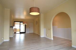 Deze woning bevindt zich op een gegeerde ligging die comfort en bereikbaarheid perfect combineert. Winkels, scholen en andere voorzieningen...