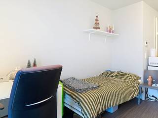 Met een ligging nabij centrum Brugge, bieden wij binnen residentie B/KOT een gemeubelde studentenkamer te koop aan.Deze kamers zijn gelegen aan het station van Brugge in de Frank Van Ackerpromenade, ideale ligging voor elke student die op kot wil in Brugge. De studentenkamer is voorzien van een privébadkamer inclusief douche, lavabo en toilet. Er is een gemeenschappelijke keuken. Deze kamer is gelegen op de 5de verdieping en heeft een oppervlakte van 18,68 m2.B/KOT beschikt over een private fietsenstalling en lichtrijke gemeenschappelijke ruimte waar studenten gezellig kunnen vertoeven. De verhuur verloopt via een poulesysteem waardoor u als eigenaar zorgeloos van een gegarandeerd rendement geniet. De inwonende Student Coach vormt het aanspreekpunt voor de studenten die binnen B/KOT een kamer huren.Algemeen: - Lichtrijke kamer;- Zorgeloos en gegarandeerd rendement (poulesysteem);- Uitstekende ligging en bereikbaarheid (station, expresweg, parking..); - Inwonende studentcoach.