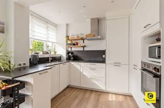 <p><span>Turnkey ground floor apartment with terrace and contemporary comfort</span></p><p><span>In a central and easily accessible location, this fully renovated ground floor apartment was thoroughly renovated in 2021 with an eye for quality, comfort and timeless materials. An ideal home for those who want carefree living in a quiet setting, with all amenities within walking distance.</span></p><p><span> </span></p><p><span>Living space & kitchen</span></p><p><span>The pleasant living space enjoys beautiful natural light thanks to the large windows. The open kitchen fits seamlessly into this and is fully equipped with induction hob, oven, cooker hood, dishwasher, fridge and freezer. Thanks to the many built-in cabinets, there is more than enough storage space. Throughout the entire apartment was chosen for a quality COREtec floor with parquet look, which ensures a peaceful look and easy maintenance.</span></p><p><span> </span></p><p><span>Bedroom & bathroom</span></p><p><span>The bedroom of approximately 12 m² is quietly located and pleasant to furnish. The bathroom has a modern finish and is equipped with a walk-in shower, sink unit and toilet. There is also a practical room with plumbing for washing machine and dryer, discreetly integrated into the unit.</span></p><p><span> </span></p><p><span>Terrace</span></p><p><span>An absolute asset is the spacious terrace covering the entire width of the apartment. This is nicely demarcated with large planters, allowing you to enjoy a green and private outdoor feeling all year round ideal for unwinding.</span></p><p><span> </span></p><p><span>Comfort & extras</span></p><p><span>- Completely renovated in 2021</span></p><p><span>- New windows with high-efficiency glazing and electric shutters</span></p><p><span>- Air conditioning / heat pump for cooling and heating</span></p><p><span>- EPC C</span></p><p><span>- Private cellar storage room included</span></p><p><span>- Closed bike shed</span></p><p><span>- Parking right in front of the door </span></p><p><span> </span></p><p><span>This apartment combines modern living comfort, thoughtful layout and a pleasant terrace in a central location, close to stores, public transport, parks and everyday amenities. An ideal choice for singles, couples or investors looking for a move-in ready home.</span></p>