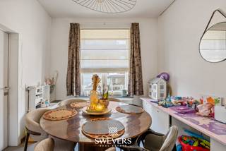 Voor meer info en foto’s, surf naar www.swevers.be – Instapklaar wonen met karakter en hedendaags comfort? Deze charmante halfopen woning in de Jaminéstraat 41 in Tongeren-<br />Borgloon combineert de authentieke uitstraling van een woning uit de periode 1875-1899 met<br />tal van recente vernieuwingen. Met een bewoonbare oppervlakte van 146 m² beschikt u over een ruime leefruimte met open keuken (51,4 m²), een praktische berging, een gastentoilet en een gezellige zuidgerichte tuin van ca. 50 m² waar u volop van de zon geniet. Op de eerste verdieping vindt u twee slaapkamers.De tweede verdieping biedt een derde slaapkamer en een ruimte badkamer. Doorheen de jaren werd de woning grondig aangepakt: in 2012 werden onder meer sanitair, gasketel en ramen vernieuwd, in 2019 werden rolluiken geplaatst en in 2025 werd airco geïnstalleerd. Extra muurisolatie na de afbraak van de aanpalende woning verhoogt het wooncomfort. De centrale ligging is een extra troef, met winkels, scholen en openbaar vervoer op wandelafstand en een vlotte verbinding naar het station en de autosnelweg. Een ideale woning voor wie op zoek is naar ruimte, comfort en een uitstekende bereikbaarheid. Voor meer informatie, bel 012 699 900. Bron bewoonbare oppervlakte: EPC- verslag.