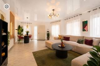 <p><strong>Instapklare en verrassend ruime woning</strong> met <strong>5 slaapkamers</strong>, <strong>zeer grote garage</strong> en stadstuin, goed gelegen langs een invalsweg! Deze perfect onderhouden woning combineert comfort, ruimte en functionaliteit, ideaal voor grote gezinnen of wie wonen en werken wil combineren.</p><p><strong>INDELING:</strong><br />Gelijkvloers: grote en lichtrijke leefruimte, extra zithoek of bureau, veranda, volledig geïnstalleerde keuken, bijkeuken met berging, wasplaats, douchekamer met toilet en een <strong>uitzonderlijk ruime garage (±60 m²)</strong>. Daarnaast is er een gezellige <strong>stadstuin</strong> en een staankelder.<br />Eerste verdieping: overloop en <strong>4 ruime slaapkamers</strong>.<br />Tweede verdieping: <strong>5de slaapkamer</strong> met mogelijkheid tot het creëren van extra kamers of een polyvalente ruimte.</p><p><strong>Wat maakt dit pand uniek?</strong><br />♦ 5 slaapkamers – instapklaar en perfect onderhouden – zeer grote garage (±60 m²) – centrale verwarming op gas – dubbele beglazing met rolluiken – <strong>recent geïsoleerd dak</strong> – droge kelder – stadstuin – uitstekende ligging langs een invalsweg.</p><p><strong>Voor wie is dit pand ideaal?</strong><br />♦ Voor grote of samengestelde gezinnen die veel ruimte zoeken.<br />♦ Voor zelfstandigen of hobbyisten die nood hebben aan een grote garage/werkruimte.<br />♦ Voor wie een instapklare woning zoekt met uitbreidingsmogelijkheden.</p><p>Bezoek na afspraak met <strong>Immo Beguin</strong>, jouw vastgoedexpert sinds 2009.<br />✉️ info@immobeguin.be</p>
