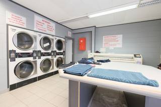 <p><span>Op een centrale locatie in het hart van Tessenderlo bevindt zich dit handelspand met woonst. De levendige omgeving met winkels, horeca en passage zorgt voor een aantrekkelijke uitvalsbasis voor commerciële activiteiten. Tegelijk biedt het pand de mogelijkheid om wonen en werken op één plek te combineren. Een praktische en veelzijdige kans voor ondernemers of zelfstandigen. Een pand met potentieel dat zeker het ontdekken waard is.</span></p>
<p><b>Indeling</b><b>:</b></p>
<ul>
<li><span>Handelsruimte ingericht als wassalon (6 wasmachines en 6 droogkasten) met drank- en snoepautomaten (24/7)</span></li>
<li><span>Indeling woongedeelte gelijkvloers: leefruimte, keuken, badkamer met bad, stadskoer, buitenberging</span></li>
<li><span>Op de eerste verdieping zijn 4 slaapkamers aanwezig</span></li>
<li>Zolder is bereikbaar met vaste trap</li>
</ul>
<p><b>Bijkomende informatie:</b></p>
<ul>
<li>EPC-label F – 585 kWh/m² jaar, met certificaatnr. 0003707352-RES-1.</li>
<li>Centrale verwarming op stookolie</li>
</ul>
<p><b>Interesse?</b></p>
<p><span>Nieuwsgierig naar de mogelijkheden van dit handelspand met woonst? We begeleiden je graag tijdens een bezichtiging. Neem vandaag nog contact met ons op voor meer informatie of om een bezoek vast te leggen. Dit kan via mail naar </span><span>info@immohuismus.be </span><span>of telefonisch via Yannick op </span><b>0476 49 06 72.</b></p>