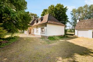 Charmante franse VILLA met een UNIEK PRACHTIG ZICHT op het KLUISBOS. Tuin met prachtige bomen, extra bouwgrond, handige oprit, dubbele aparte garage, en een UNIEK OPEN ZICHT op het prachtig landschap van de Vlaamse Ardennen. INDELING VILLA: charmante inkom, grote lichtrijke gezellige leefruimte, keuken, bijkeuken, atelier, kelder, nachthal, 3 slaapkamers en bureau, badkamer. Op het verdiep zich een 4de kamer. Bezoek na afspraak met IMMO BEGUIN: info@immobeguin.be