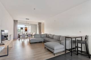 Lichtrijk, goed onderhouden duplex-appartement gelegen op de eerste en tweede verdieping in een kleinschalig appartementsgebouw met 2 slaapkamers, inpandig terras en ondergrondse autostaanplaats. Bewoonbare oppervlakte: ong. 119 m² + ong. 10 m² terras. De ondergrondse autostaanplaats is inbegrepen in de verkoopprijs. <br /><br />Het appartement is centraal gelegen tussen de grote en de kleine ring van Hasselt, op een zucht van het centrum, winkels, culinaire adresjes, Jessa Ziekenhuis en bezienswaardigheden. <br /><br />INDELING: EERSTE VERDIEPING: Ruime inkomhal met apart toilet; 2 slaapkamers voorzien van vliegenramen; Badkamer voorzien van ligbad, douche en dubbele lavabo; Polyvalente ruimte dienstig voor bureau/speelruimte; Technische ruimte met aansluiting wasmachine; TWEEDE VERDIEPING: Lichtrijke leefruimte met toegang tot het inpandig terras (ong. 10m²); Volledig geïnstalleerde open keuken voorzien van een combi-oven (Siemens), elektrische kookplaat, vaatwasser (Siemens), dampkap (Siemens), spoelbak en frigo met diepvriesvak; <br /><br />E-Label B. <br />CV op aardgas, individueel.<br />Dubbel beglazing, PVC.<br /><br />Info/bezichtiging: contacteer Dario op 0472/09.27.56 of 011/22.19.17. Bekijkt u deze advertentie via een aanverwante vastgoedsite, surf dan zeker naar onze website www.limburgsvastgoed.be voor een uitgebreide beschrijving en foto's.