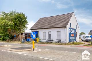 Woning met veel mogelijkheden op een strategische ligging bij diverse invalswegen en op een boogscheut van verschillende winkels en horecazaken. De woning staat op een zonnig perceel van 738 m².
<p><strong>Troeven:</strong></p>

<ul><li>Ruim perceel (738m²)</li><li>Mogelijkheid tot 3-4 slaapkamers</li><li>Ruime garage</li></ul>

<p><strong>Indeling:</strong></p>

<ul><li>Gelijkvloers: leefruimte (ingedeeld met extra slaapkamer), eetkamer, open keuken, bureauruimte, gastentoilet, garage</li><li>1ste verdieping: slaapkamer 1, keuken, leefruimte, slaapkamer 2, badkamer (hier is mogelijkheid tot 2 extra slaapkamers</li><li>Tuin: ruime tuin + achterliggend perceel, inpandige garage</li></ul>