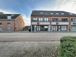 Het duplex-appartement gelegen te Kalmthout beschikt over een ruime keuken, een leefruimte, een wasplaats/berging, een gastentoilet, 2 slaapkamers, een badkamer, een terras en autostaanplaats. Eerste verdieping: - ruime open leefruimte - open keuken voorzien van koelkast, kookplaat met dampkap, dubbele spoelbak en voldoende bergruimte- terras dat toegang geeft tot de autostaanplaats via een gedeelde trapTweede verdieping:- slaapkamer 1 - slaapkamer 2 - gastentoilet- badkamer met bad, douche en wastafel- berging/technische ruimteBijzonderheden:- EPC-waarde: 122 kWh/m²- autostaanplaats- geen gemeenschappelijke kosten- gemeenschappelijke fietsenberging- berg zolder voorzien(ver-)Kopen of (ver-)huren in regio Kalmthout / Essen?Met vragen kan u altijd bij ons terecht!Dewaele vastgoed met advies.