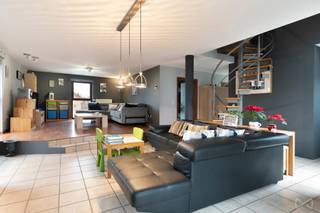 In de rustige en gegeerde woonwijk aan de Kruiskouter in Leefdaal vindt u deze charmante en verrassend ruime woning op een perceel van 5 are 60 ca...