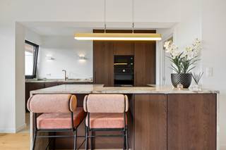 <p>We treffen dit schitterend gerenoveerde appartement op de achtste verdieping van een verzorgd gebouw, uitstekend gelegen nabij winkels, openbaar vervoer, scholen en belangrijke invalswegen. Dankzij de hoge ligging zijn spectaculaire uitzichten gegarandeerd vanuit elke ruimte en vanop beide mooie terrassen.</p>
<p>Het appartement werd dit jaar volledig gerenoveerd met een duidelijke nadruk op gebruikte materialen en wooncomfort, waardoor deze parel weer helemaal tot zijn recht komt. Er werd nieuw aluminium schrijnwerk geplaatst, nieuwe radiatoren, nieuwe elektriciteit, enz… De woning kreeg een mooi EPC (B-label), een conforme elektrische keuring en een blanco asbestattest.</p>
<p>We betreden het appartement langs een ruime inkomhal, met ingemaakte vestiairekast en gastentoilet en lopen zo de grote en lichtrijke leefruimte binnen met open keuken. Blikvanger zijn hier zeker het prachtige keukeneiland en het fantastisch werkblad in kwartsiet. Achter de keuken ligt een berging met aansluitingen voor was- en droogautomaat. Langs de grote raampartij kunnen we vanuit de woonkamer naar het eerste terras aan de westzijde. Aan de andere kant van de hal vinden we de luxueuze badkamer (inloopdouche, dubbele lavabo) en drie kamers die alle drie toegang bieden tot het tweede en grootste terras van ong. 12 m². Het hele appartement werd voorzien van knappe parketvloeren en het geheel werd fantastisch afgewerkt met mooie ingemaakte kasten. Ondergronds beschikken we nog over een handige berging.</p>
<p>Plannen en documentatie te vinden op www.reds.be. Voor meer informatie of een bezichtiging, neem gerust contact op met Daniël via mail (daniel@reds.be) of telefoon (0475.25.30.64). Dat mag trouwens ook ’s avonds of in het weekend !</p>