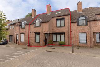 <h1><span>INSTAPKLARE EN ENERGIEZUINIGE WONING MET 3 SLAAPKAMERS, AANGENAME TUIN EN RUIME GARAGE</span></h1><p><span>Deze instapklare en uitstekend onderhouden woning is gelegen in het landelijke Wintam, vlakbij de Schelde. <br />Dankzij de nabijheid van de N16 geniet u bovendien van een vlotte bereikbaarheid richting omliggende gemeenten en belangrijke invalswegen.</span></p><p><span>Gelijkvloers:</span><span> inkomhal / ruime en sfeervolle leefruimte met eetplaats en salon (41 m²) / kwalitatief, recent vernieuwde keuken (12 m²) voorzien van alle nodige toestellen / praktische berging-wasplaats / apart toilet.</span></p><p><span>Eerste verdieping:</span><span> nachthal / 3 ruime slaapkamers (22 m², 16 m² en 15 m²) / badkamer uitgerust met dubbele wastafel, ligbad met douchemogelijkheid en toilet.</span></p><p><span>Zolderverdieping:</span><span> momenteel ingericht als ruime slaapkamer en bureauruimte. (geen vaste trap)</span></p><p><span>Buiten beschikt de woning over een aangename zuidwestgerichte tuin met tuinhuis.</span></p><p><span>Een bijkomende troef is de </span><span>r</span><span>uime garage (7,10 m x 2,85 m) met sectionale poort, bovengelegen opslagruimte en rechtstreekse toegang tot de tuin.</span></p><p><span>Verder zijn er 18 zonnepanelen</span><span> </span><span>aanwezig en is ze asbestvrij.</span></p>