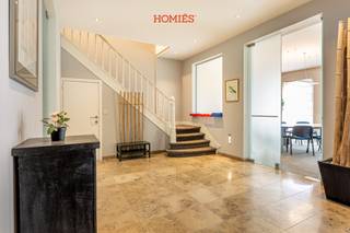 Ontdek dit prachtig herenhuis gelegen op een steenworp van de VRT-toren, we bevinden ons in de onmiddellijke nabijheid van de E40,...