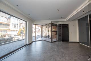 In het centrum van Nazareth, nabij het dorpsplein, vinden we deze ruime functionele handelsruimte ( 120m²).<br />De locatie van de winkelruimte is ook ideaal, gelegen in het hart van Nazareth, dicht bij andere winkels, E17 en N60. Voldoende parkeergelegenheid om de hoek.<br />Het pand zelf bestaat op heden uit 4 ruimtes waarvan ontvangstruimte en 3 andere kamers. Eén kamer is voorzien van een lage kast met lavabo en voorziening voor een douche.<br />In het pand vindt u ook nog een keuken met berging terug en toiletten.<br />Kortom, dit handelspand in Nazareth gelegen op een TOP locatie en is ideaal voor ondernemers die op zoek zijn naar een goed gelegen handelsruimte. Voor meer informatie mail gerust naar anke@immoroba.be