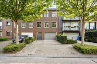 Instapklare woning met 4 slaapkamers en mooie tuin op Toplocatie in BrasschaatDeze verzorgde instapklare woning is ideaal gelegen in een rustige,...