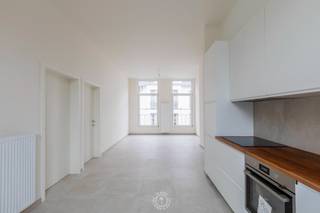 In dit prachtig gerenoveerd herenhuis bevindt zich dit charmante appartement op de tweede verdieping. De absolute troef is het ruime en...