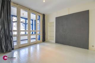 <p><span>Charmante gerenoveerde woning met 2 slaapkamers &amp; garage in het centrum van Leuven</span></p><p><span> </span></p><p><span>Via de gemeenschappelijke toegangspoort kom je terecht op de binnenkoer. Jouw wagen kan je eenvoudig parkeren in een afzonderlijke privé-garage.</span></p><p><span> </span></p><p><span>De ingang naar de woning bevindt zich aan de achterkant van het gebouw. De ruime inkomhal, voorzien van apart toilet, geeft toegang tot de keuken, leefruimte en de bovenliggende verdiepingen. De kelder kan je ook bereiken via de inkomhal.</span></p><p><span> </span></p><p><span>De keuken is volledig geïnstalleerd &amp; voorzien van alle comfort. Hier is er ook een aansluiting voorzien voor een wasmachine, droogkast en een aparte koelkast. Aansluitend aan de keuken kan je de lichtrijke woon- en eetkamer terugvinden. Grenzend aan de leefruimte is er ook een veranda die uitgeeft op de binnenkoer, die weliswaar ook zorgt voor extra lichtinval. </span></p><p><span> </span></p><p><span>Op de eerste verdieping van de woning kan je twee ruime slaapkamers terugvinden. Verder is er op deze verdieping ook een badkamer met wastafel, regendouche en toilet aanwezig. Op de tweede verdieping kan je een ruime zolder terugvinden. Deze zolder werd volledig geïsoleerd en kan dienst doen als berging of hobbyruimte. </span></p><p><span> </span></p><p><span>Bent je op zoek naar een ruime, lichtrijke woning in het centrum van Leuven met alle voorzieningen in de nabijheid? Dan is deze woning vast iets voor jou! </span></p><p><span> </span></p><p><span>Contacteer ons voor een bezoek!</span></p><p><span> </span></p><p><span>015 20 36 00 - <span>info@domoxim.be</span></span></p>