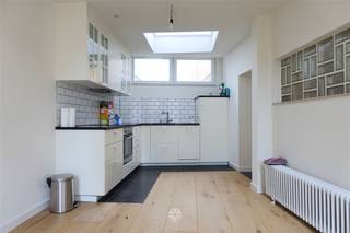 GENT - Kortrijksesteenweg 267 Op zoek naar een centraal gelegen handelspand / kantoor te huur in hartje Gent? Dan is dit pand mogelijk iets voor...