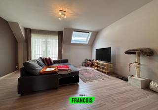 In de Trapstraat te Zottegem bevindt zich dit ruime appartement, ideaal gelegen in het centrum, met winkels, horeca en openbaar vervoer...