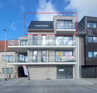 Ontdek dit ruim en lichtrijk dakappartement in de moderne Residentie Fritz Vincke, ideaal gelegen in het centrum van Bredene DorpHet appartement...