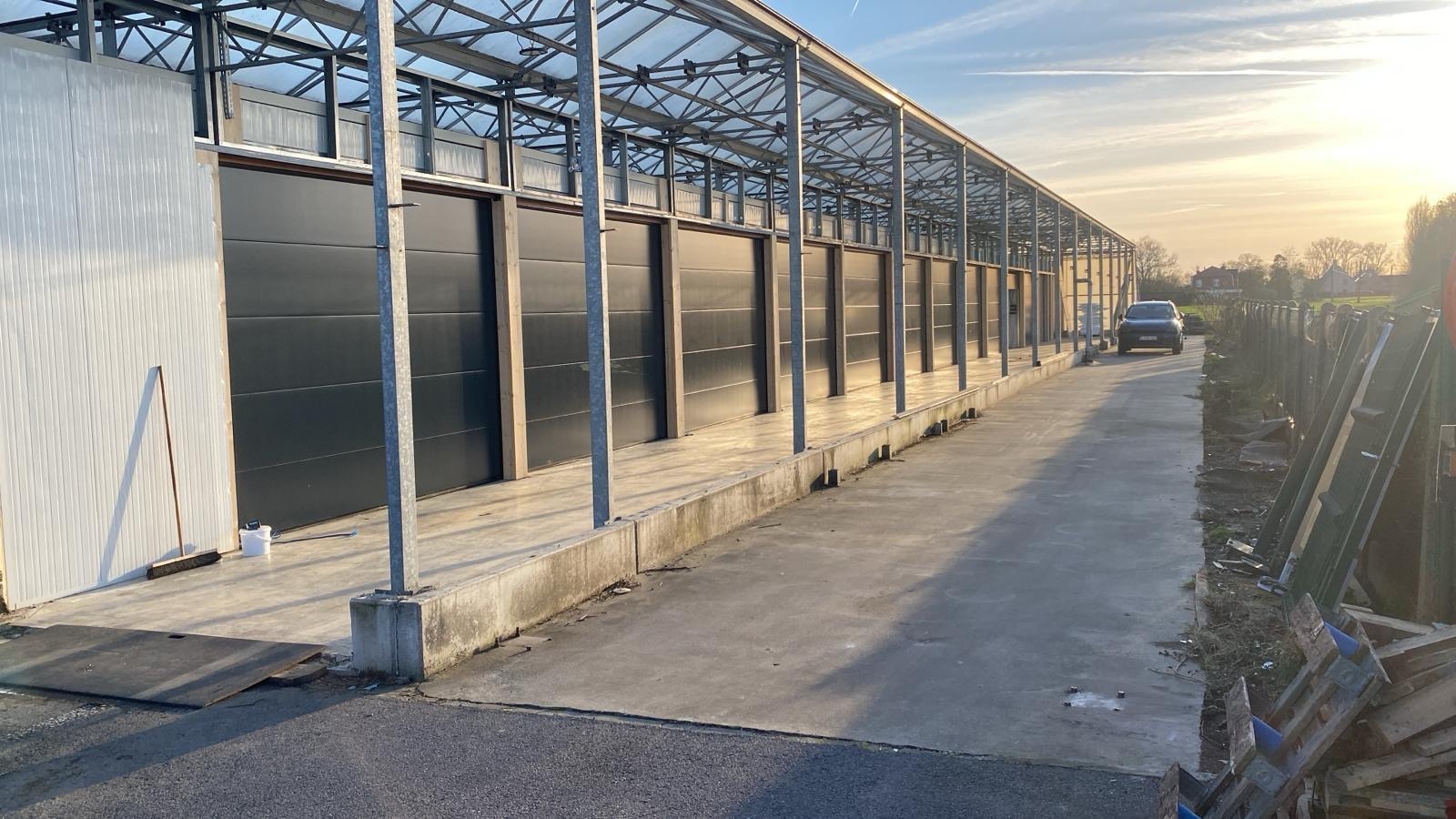 TE HUUR: vernieuwd magazijn van 23 m x 4 m - foto 2